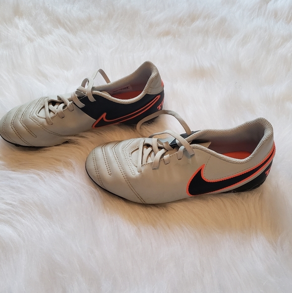 Nike soccer cleats - Picture 2 of 8
